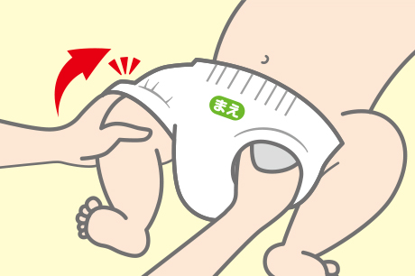 C&aacute;ch thay t&atilde; quần Moony - Giữa ch&acirc;n b&eacute;