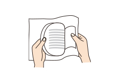 2. B&oacute;c miếng d&iacute;nh d&aacute;n ở b&ecirc;n trong ra